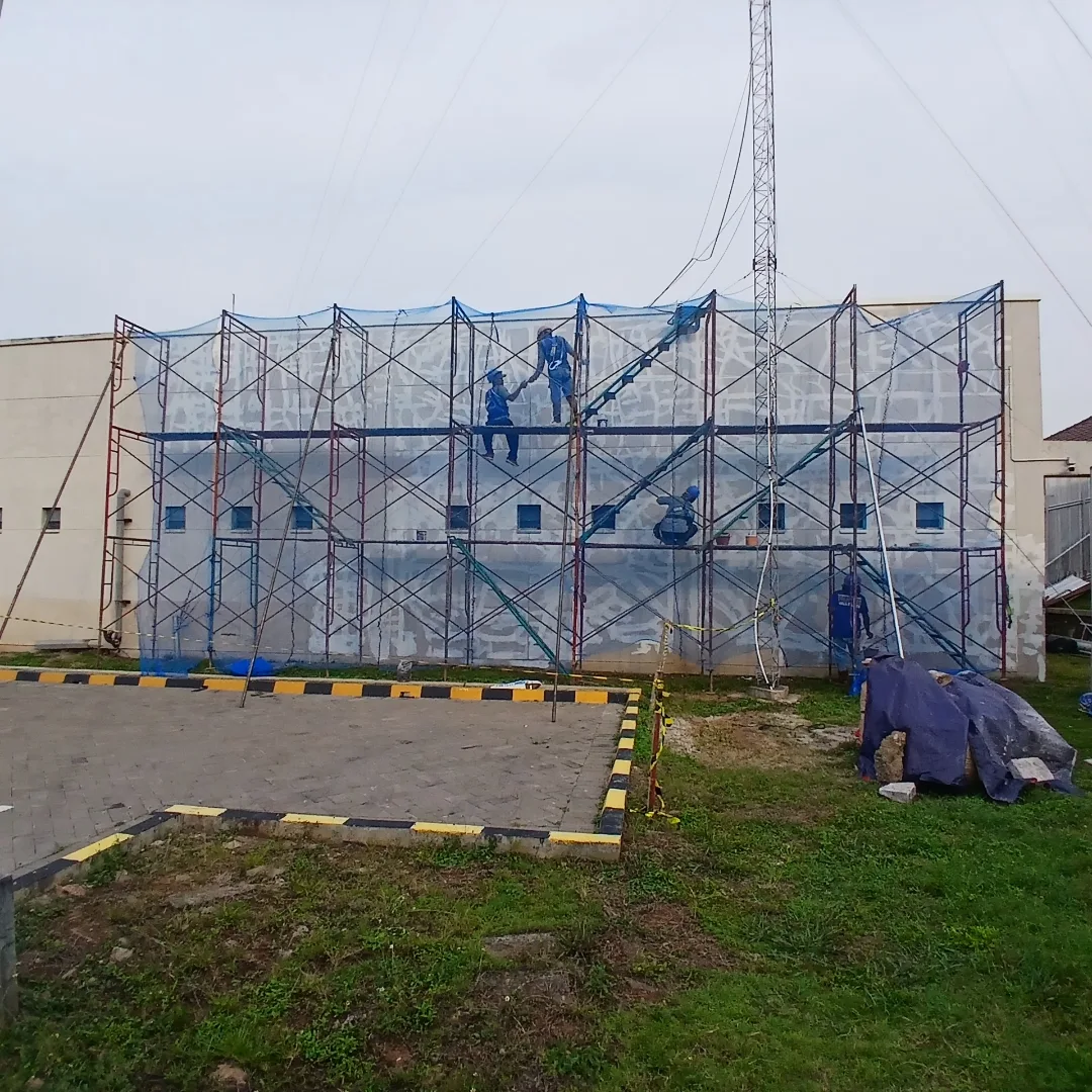 Tim engineer berdiskusi